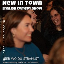 NEW IN TOWN - English Comedy Show 16.08.2026 Hier wo du strahlst
