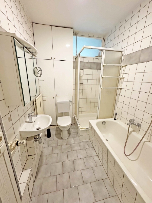 Blumenviertel: Freie 1-Zimmer-Wohnung mit Loggia