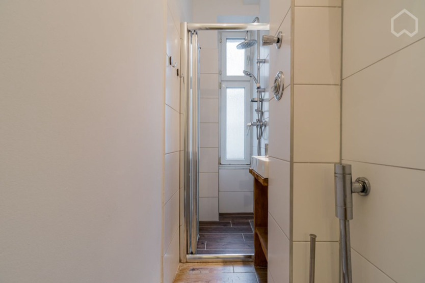 Bezugsfreie 2-Zi-AltbauWohnung mit Balkon & Erker – möbliert