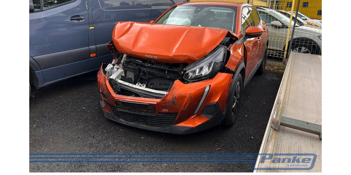 Peugeot 2008 1.2 PureTech 100 Active Pack*Unfall* 21.200 km 4.950 &euro; Berlin 13187