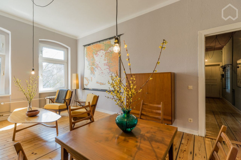 Bezugsfrei! 2-Zi-AltbauWohnung mit Dielen & Möblierung – 58m² – p
