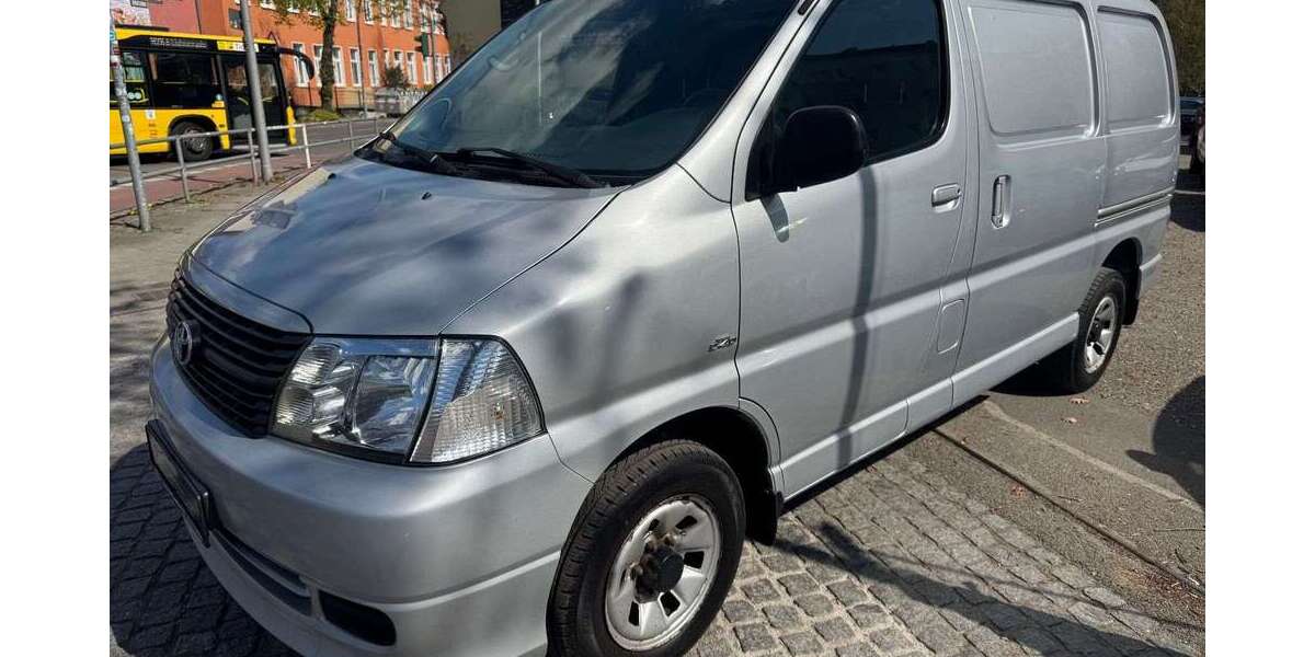 Toyota Hiace 153.000 km 8.990 &euro; Berlin 12107