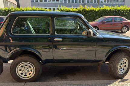 Lada Niva 4.715 km 9.500 &euro; Berlin 10777