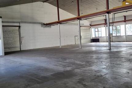 Lagerhalle bzw Produktionshalle mit Krahnbahnen und Büro zimmer