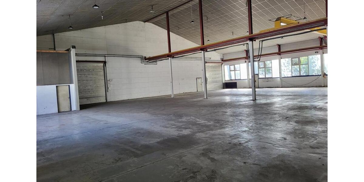 Lagerhalle bzw Produktionshalle mit Krahnbahnen und Büro zimmer