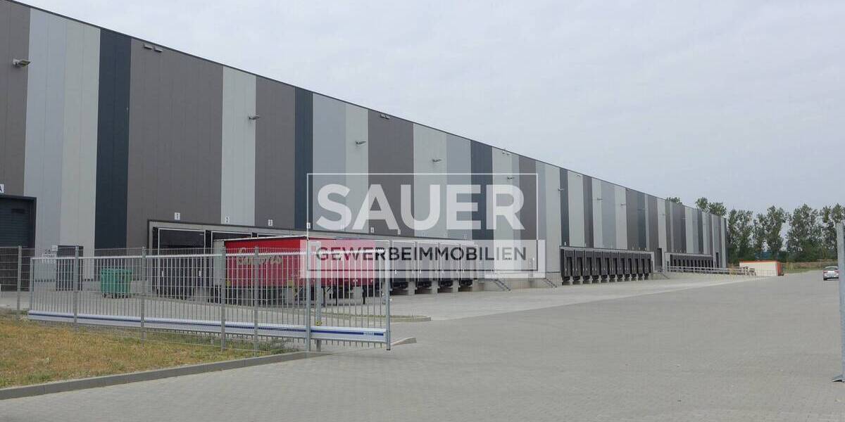 8.400 m² Logistikhalle mit 11 Rampendocks zzgl. 700 m² Bürotrakt *2928* zimmer