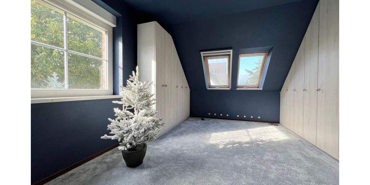 großes Grundstück mit 2 Häusern 9 zimmer