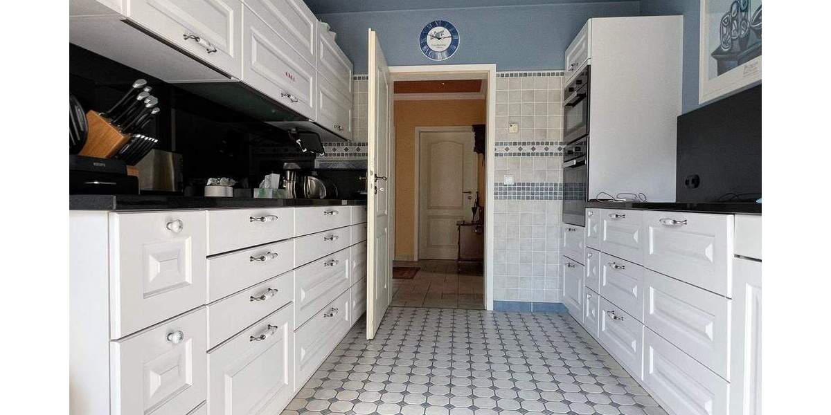 großes Grundstück mit 2 Häusern 9 zimmer