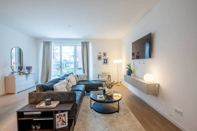 Exklusives Wohnen in einzigartiger Insellage: Neubau-Erstbezug, 4 Zimmer, Loggia & City-Anbindung