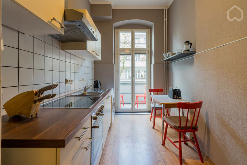 Bezugsfreie 2-Zi-AltbauWohnung mit Balkon & Erker – möbliert