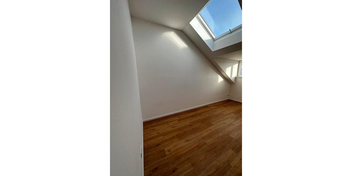 Dachgeschoßwohnung Berlin Marzahn-Hellersdorf - 3 Zimmer, 79 m&sup2;, 1.405&euro; | Angebot:27699216