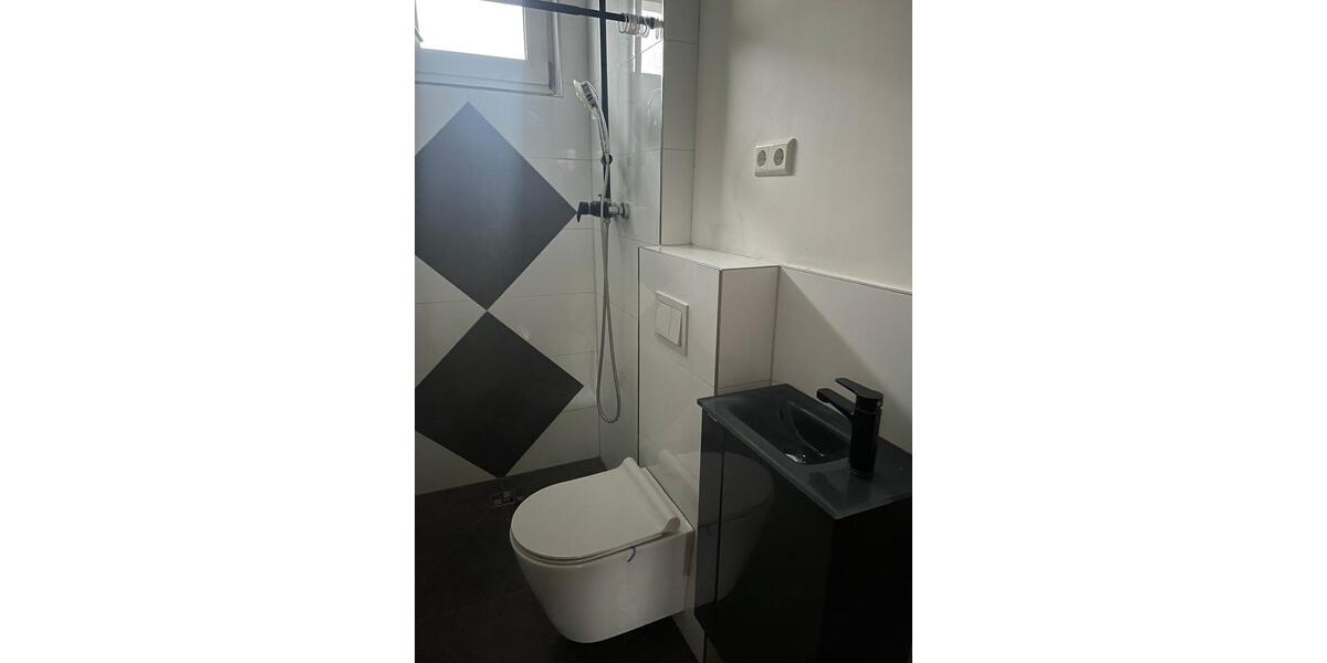 Wohnhaus renovierungsbedürftig mit großem Garten. Kaltmiete 6 zimmer