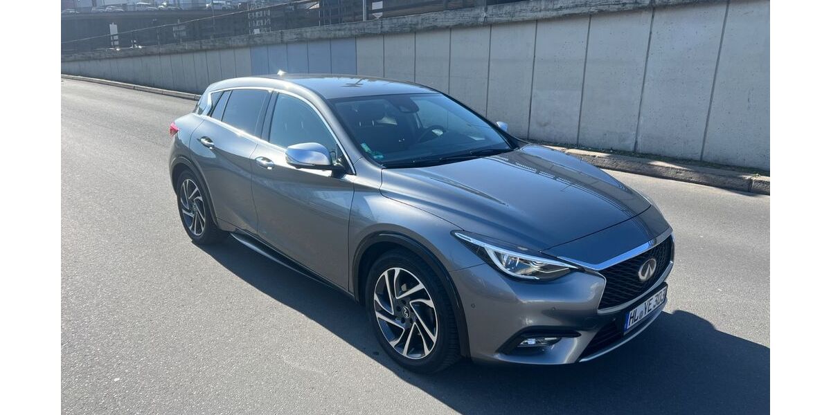 INFINITI Q30 165.972 km 9.980 &euro; Berlin 10627