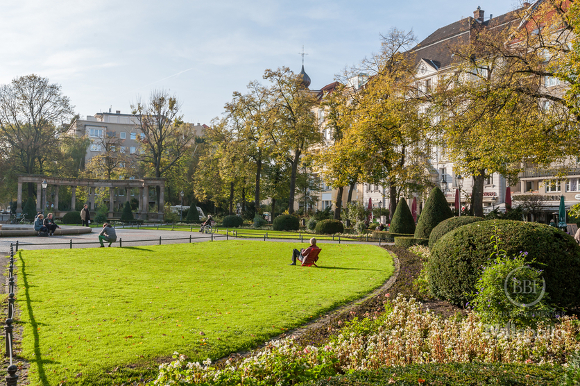 PRAKTISCHE HOCHPARTERRE-WOHNUNG MIT GROSSEM BALKON IM BEGEHRTEN BAYERISCHEN VIERTEL! 2 zimmer