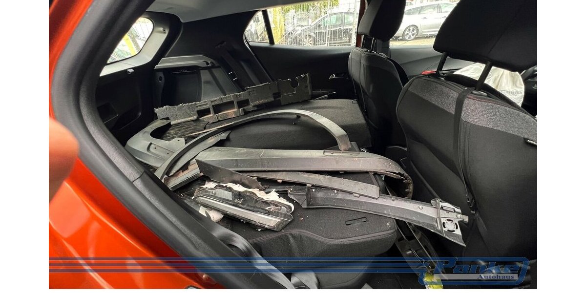 Peugeot 2008 1.2 PureTech 100 Active Pack*Unfall* 21.200 km 4.950 &euro; Berlin 13187