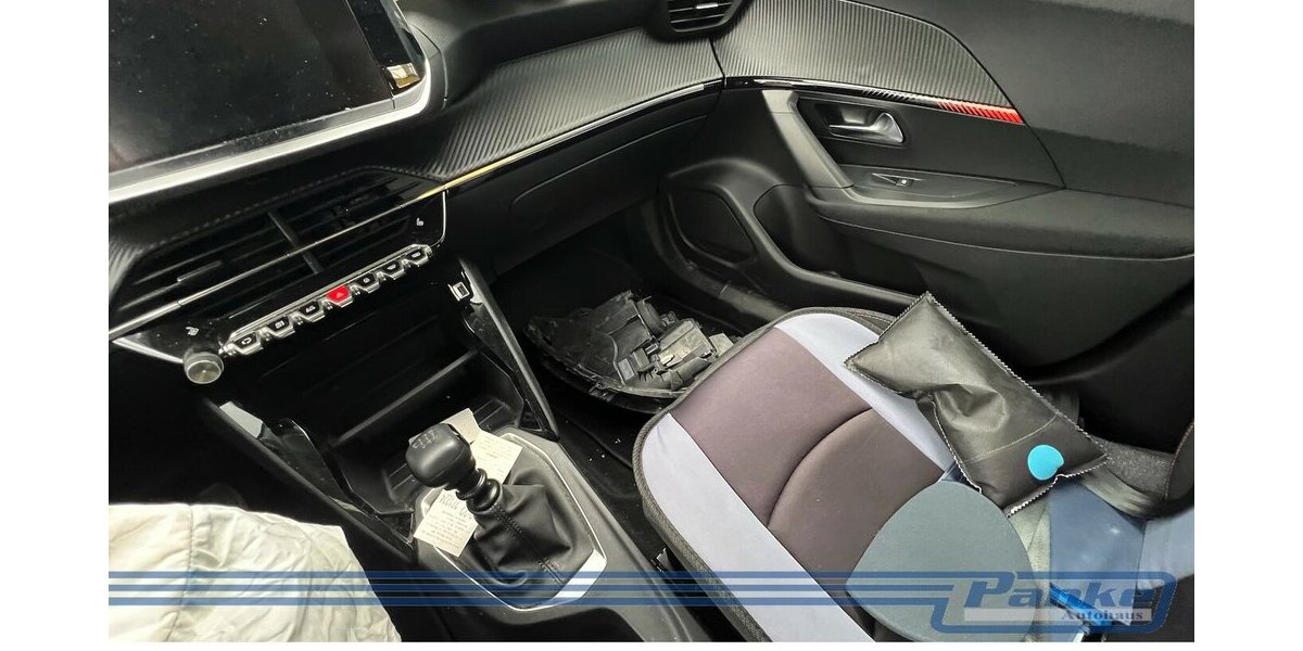 Peugeot 2008 1.2 PureTech 100 Active Pack*Unfall* 21.200 km 4.950 &euro; Berlin 13187