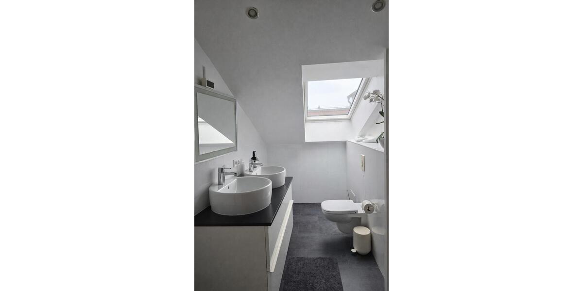 Dachgeschoßwohnung Berlin Tempelhof-Schöneberg - 4 Zimmer, 122 m&sup2;, 2.200&euro; | Angebot:25959592