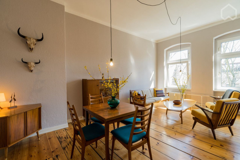 Bezugsfrei! 2-Zi-AltbauWohnung mit Dielen & Möblierung – 58m² – p