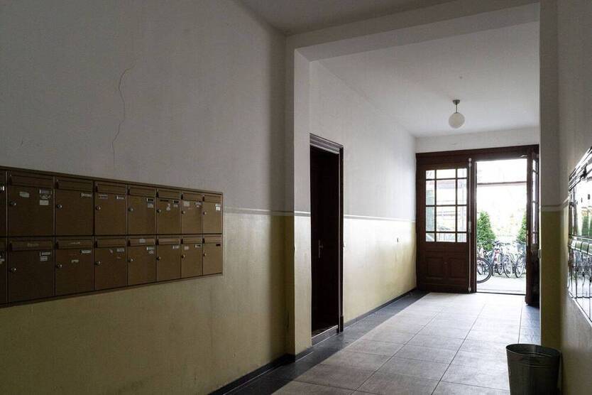 Vacant, renovated apartment, close to Tempelhofer Feld with exclusive use of a GARDEN area.
