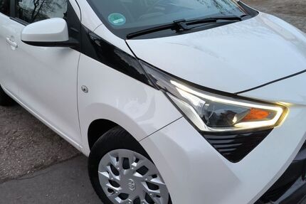 Toyota Aygo (X) 109.000 km 7.990 &euro; Berlin - Schöneberg 10781