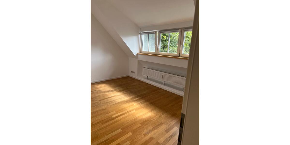Dachgeschoßwohnung Berlin Steglitz-Zehlendorf - 5 Zimmer, 156 m&sup2;, 2.600&euro; | Angebot:26417272