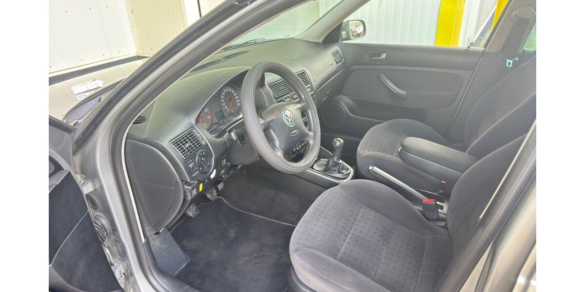 VW Golf V 216.541 km 2.990 &euro; Berlin 10178
