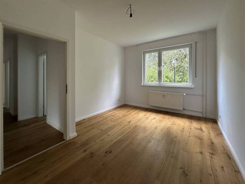 Renovierte Hochparterre Wohnung mit Balkon und schönem Blick ins Grüne, ruhig und zentral Alt-Buckow