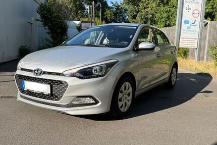 Hyundai i20 93.348 km 12.000 &euro; Berlin 12247