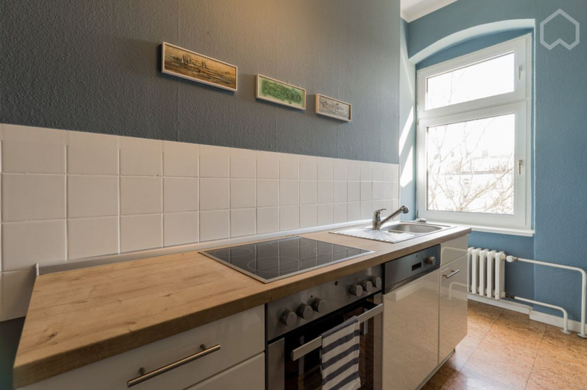 Bezugsfrei! 2-Zi-AltbauWohnung mit Dielen & Möblierung – 58m² – p