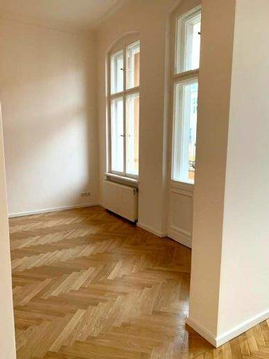 Nähe Ku-Damm AltbauWohnung mit Balkon, abgez. Dielen und Wannenbad (WG-Tauglich)