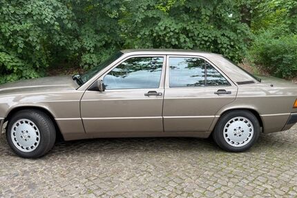 Mercedes-Benz 190 119.000 km 8.800 &euro; Berlin 14195