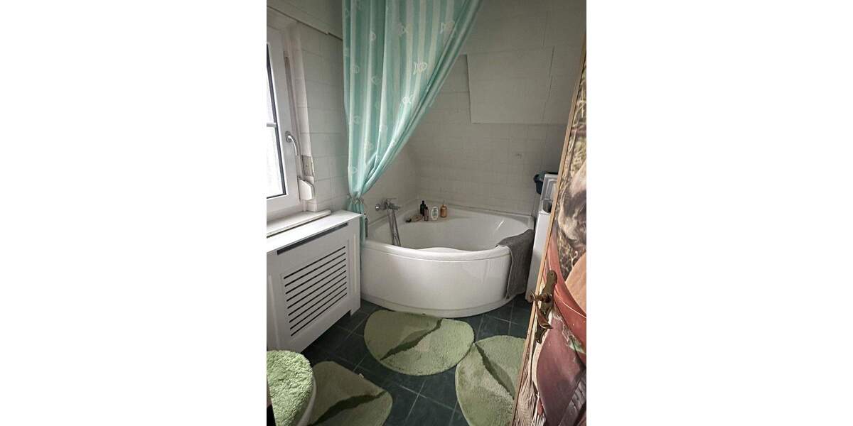 Großzügiges Einfamilienhaus (Mehrgenerationenhaus) in verkehrsberuhigter Seitenstraße 8 zimmer