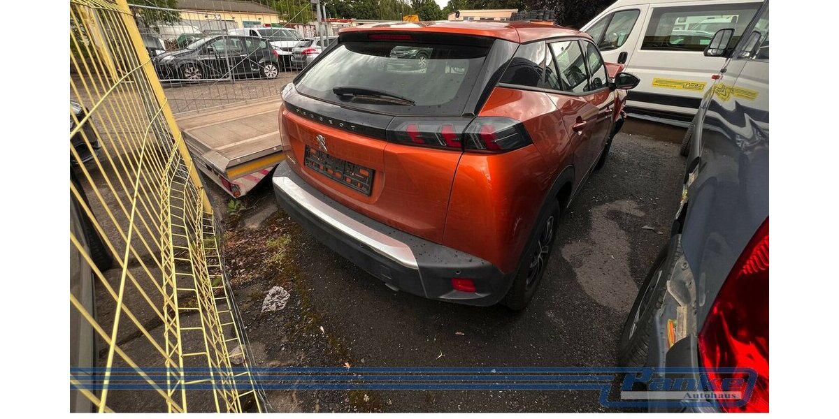 Peugeot 2008 1.2 PureTech 100 Active Pack*Unfall* 21.200 km 4.950 &euro; Berlin 13187