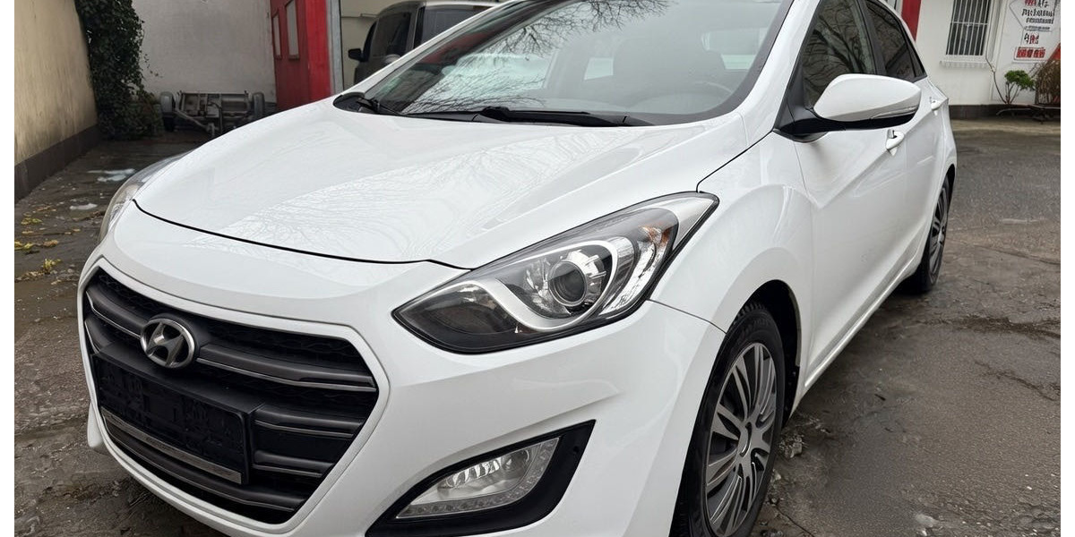 Hyundai i30 Passion Plus Autom Navi PDC Sitz&Lenkradhz. 108.062 km 10.400 &euro; Berlin 10247