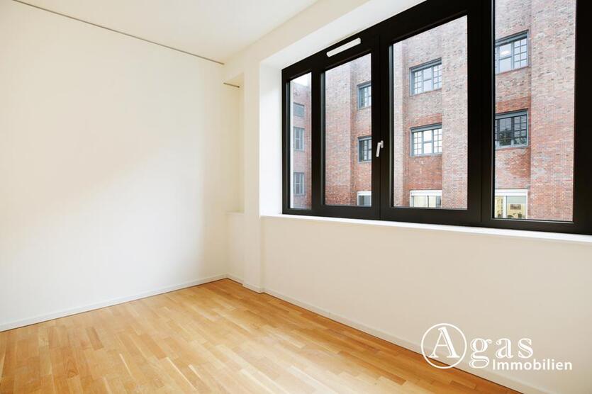 Helle 3 Zimmer Dachgeschosswohnung mit ca. 88m², EBK, Fußbodenheizung und Balkon in Berlin-Mitte! zimmer