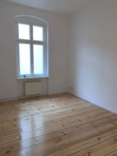 Nähe Ku-Damm AltbauWohnung mit Balkon, abgez. Dielen und Wannenbad (WG-Tauglich)