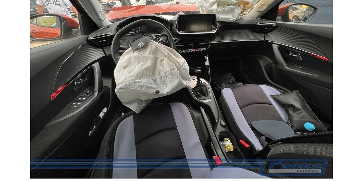 Peugeot 2008 1.2 PureTech 100 Active Pack*Unfall* 21.200 km 4.950 &euro; Berlin 13187