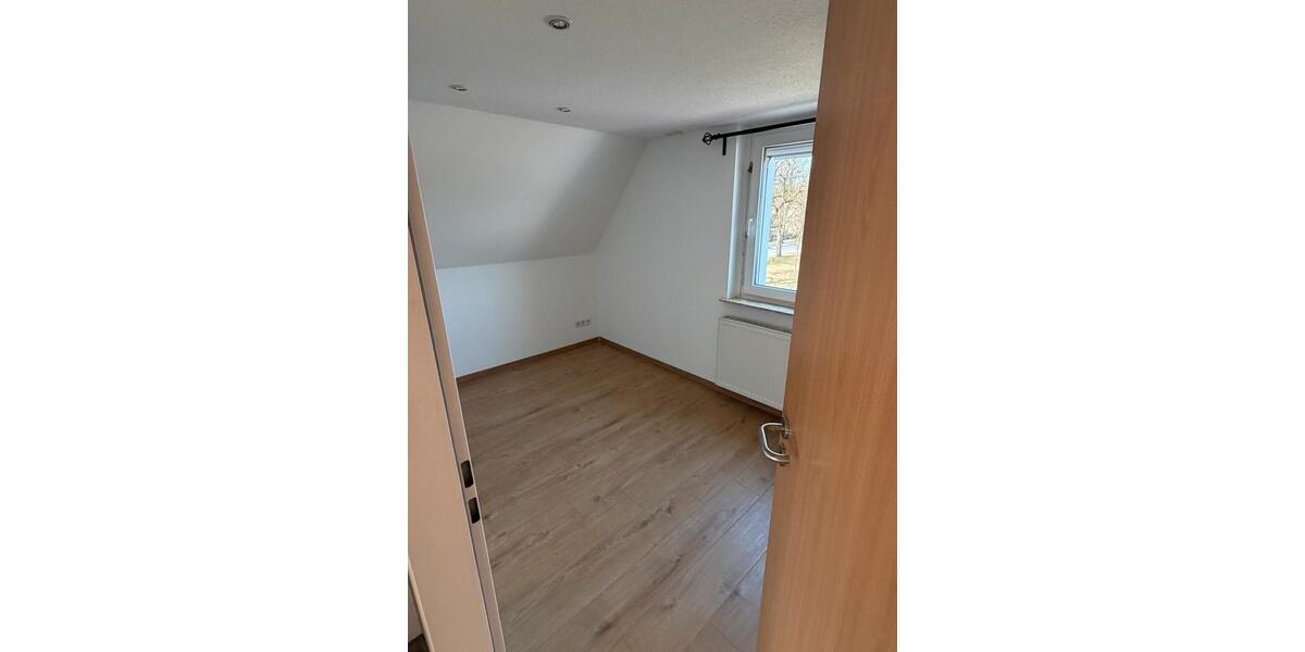 Dachgeschoßwohnung Schöneiche bei Berlin - 3.5 Zimmer, 80 m&sup2;, 1.350&euro; | Angebot:25832299
