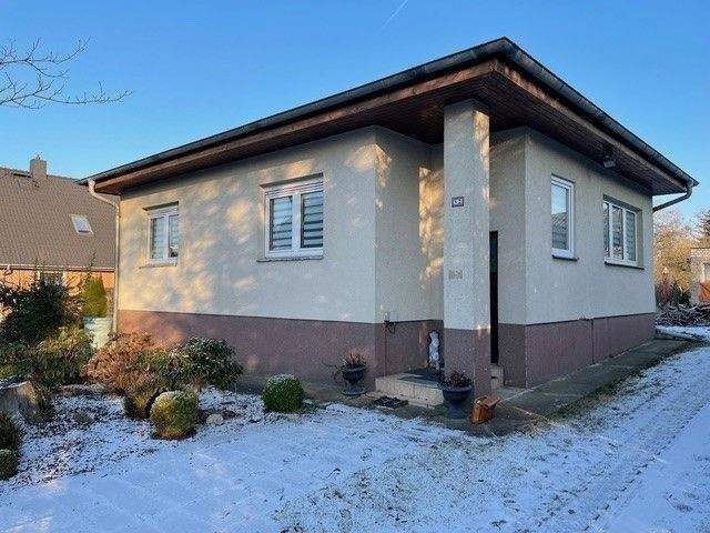 Unterkellerter Bungalow (57 m²) und 2 Garagen zum Abriss auf 900 m² Traumbauland ! Im Alleinauftrag in Panketal