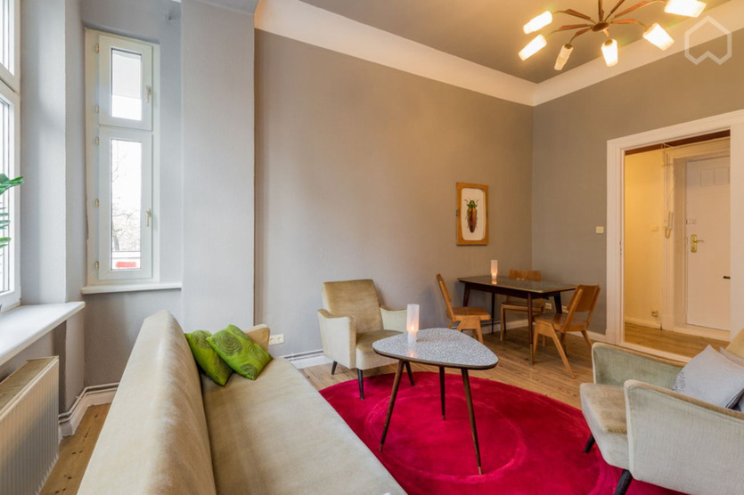 Bezugsfreie 2-Zi-AltbauWohnung mit Balkon & Erker – möbliert