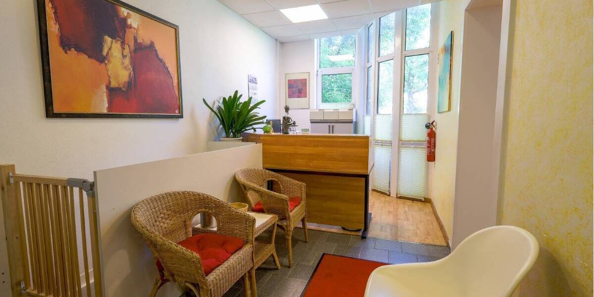 Zentrale, barrierefreie Praxis- oder Gewerbefläche - gepflegter Zustand zimmer