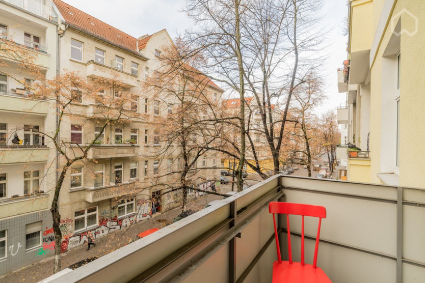 Bezugsfreie 2-Zi-AltbauWohnung mit Balkon & Erker – möbliert