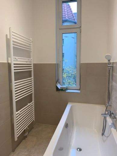 Nähe Ku-Damm AltbauWohnung mit Balkon, abgez. Dielen und Wannenbad (WG-Tauglich)