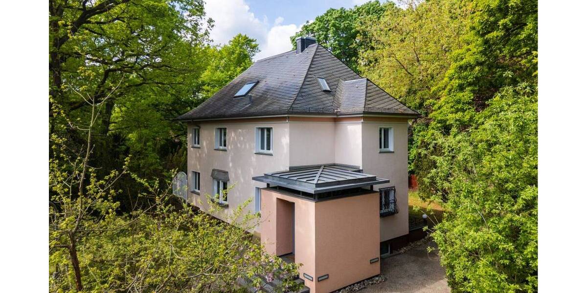 Timeless Elegance Meets a Privileged Location - 1930s Classic of 384?sqms total livingusable space 6 zimmer