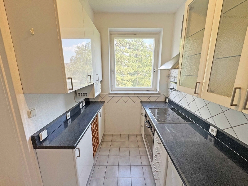 Blumenviertel: Freie 1-Zimmer-Wohnung mit Loggia