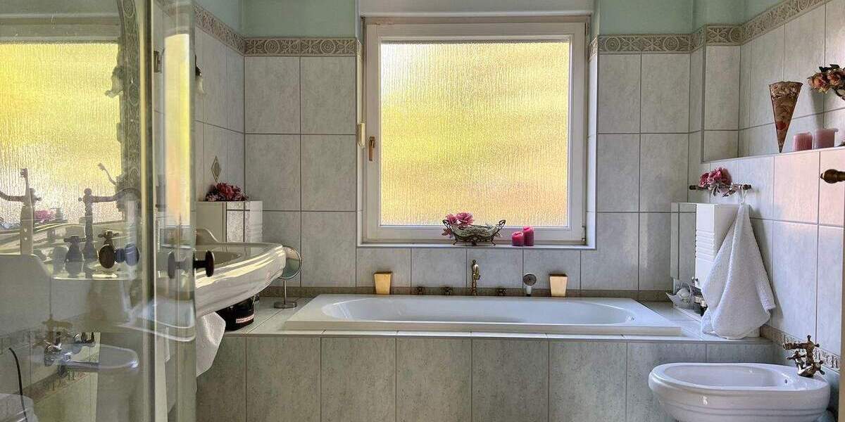 großes Grundstück mit 2 Häusern 9 zimmer