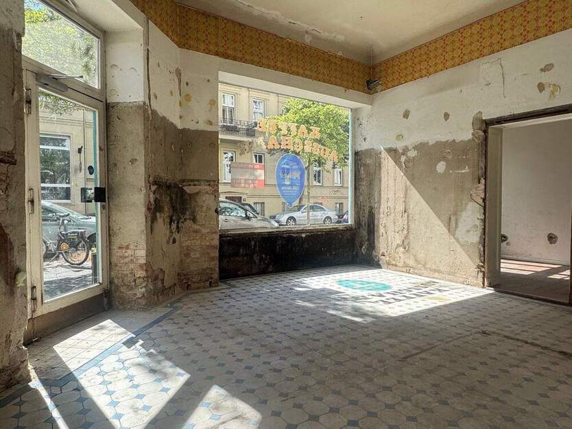 ECK-GEWERBE **BARRIEREFREI** GUT GESCHNITTENE EG GEWERBEEINHEITLADEN IN TOLLER KIEZLAGE