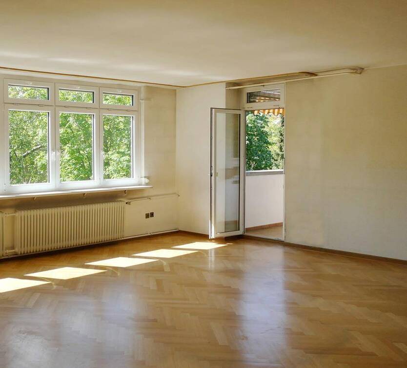 Westend: *Mit Potential für 3 Zimmer* Modernisierungsbedürftig mit Süd-Balkon, Lift & TG-Stellplatz