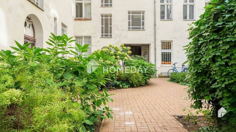 Charmante AltbauWohnung mit 5 Zimmern, Kachelofen und Loggia in gefragter Lage