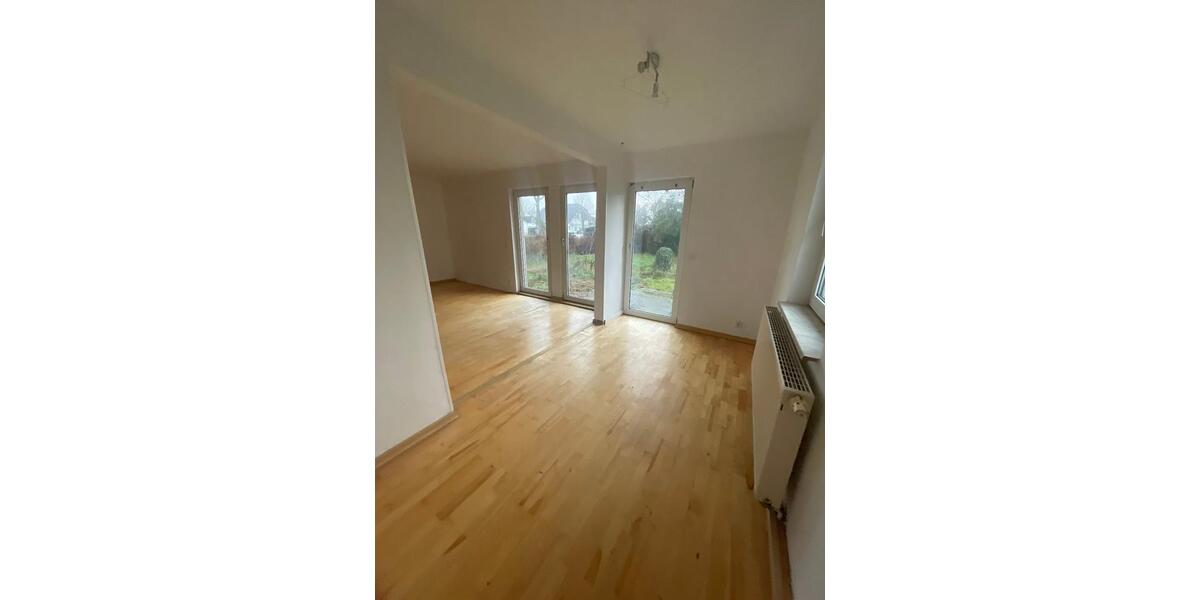 Wohnhaus renovierungsbedürftig mit großem Garten. Kaltmiete 6 zimmer